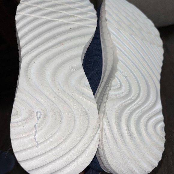 Women’s Skechers 9.5 memory foam sneakers - Picture 3 of 6